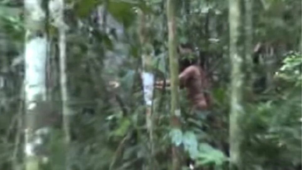 Συγκλονιστικό! Ο τελευταίος επιζών φυλής του Αμαζονίου που σφαγίασαν αγρότες το 1995 «αιχμαλωτίζεται» από τον φακό 22 χρόνια μετά!